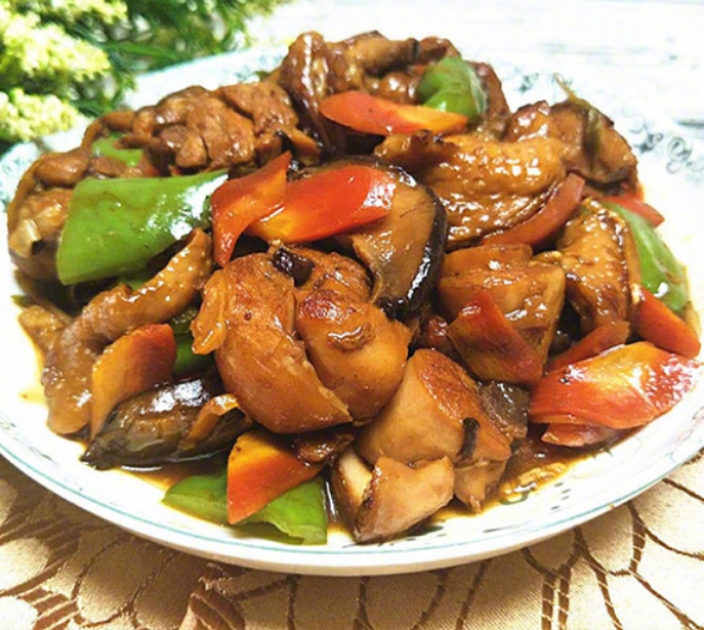 大家好,今天给大家介绍一道适合冬天吃的硬菜,香菇红烧鸡腿,做法简单