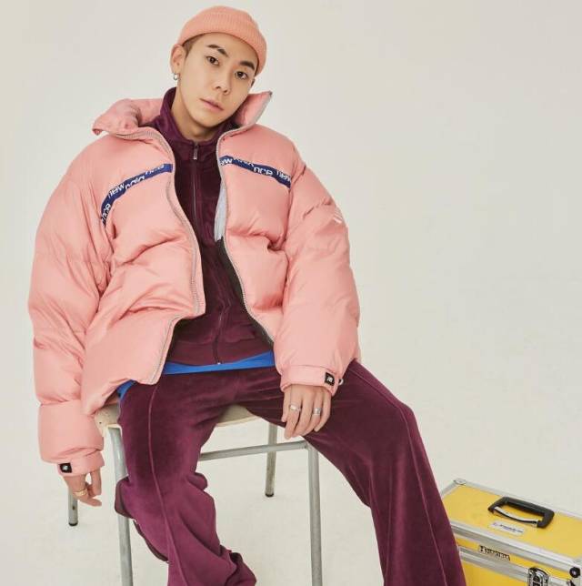 "礼貌的野心家"却痴迷粉色,rap界一股清流,曾付2亿韩元违约金