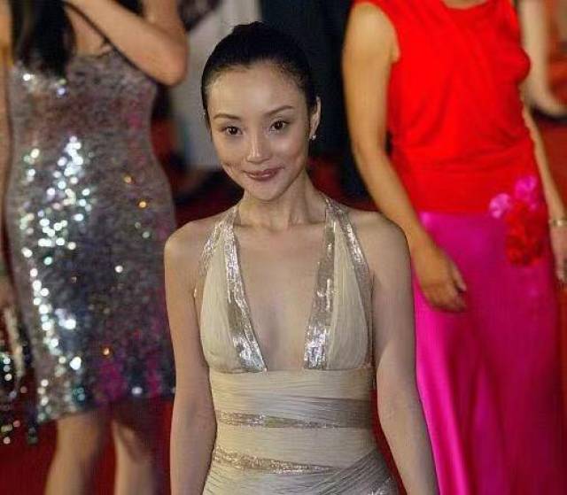 李小璐早年图片曝光,一袭深v 高开叉礼服,秒杀众女星