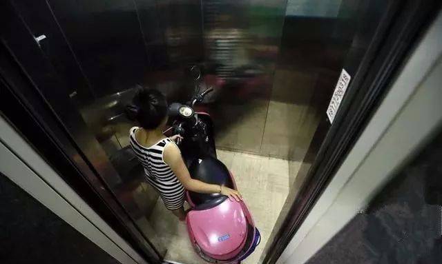 为了防盗,怕丢 但是,电动车上楼, 停放在疏散通道和楼梯间内, 真的好