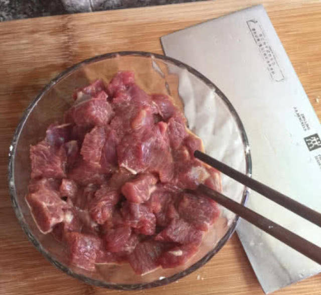 腌牛肉别傻傻只会加盐!多加点它,牛肉又嫩又