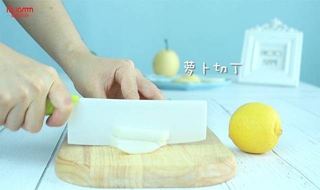 步骤steps 1,白萝卜切丁. 颗粒的大小根据宝宝的咀嚼能力来定哦