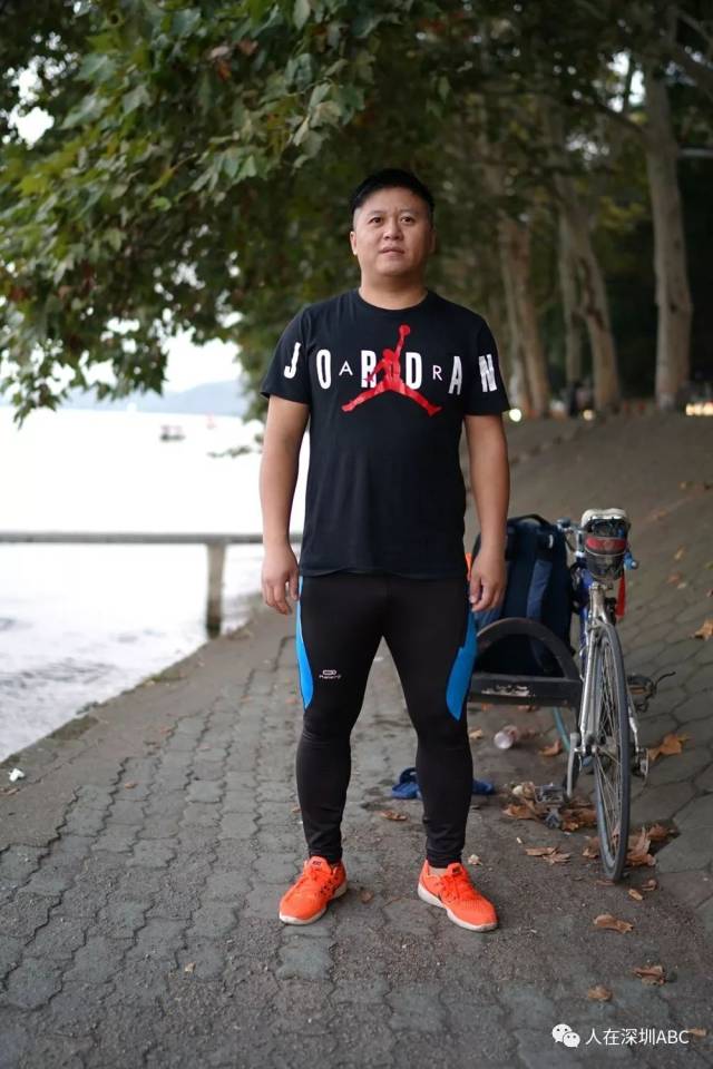 谢谢制作人岑哥(付岑汐),谢谢导演嘉业(梁嘉业)和你的团队,辛苦了!