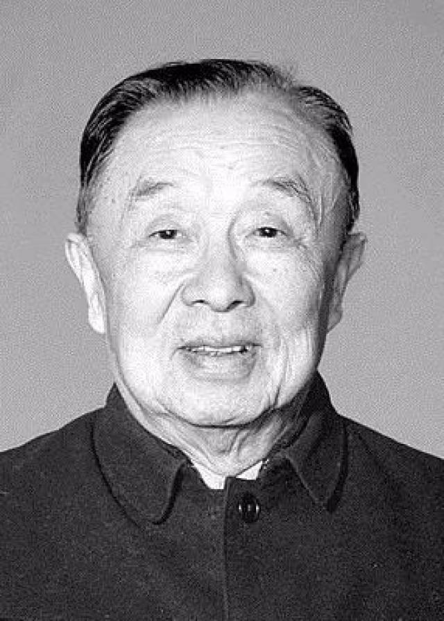 楚图南,袁翰青,千家驹,潘大逛,李文宜等在追思会上发言.
