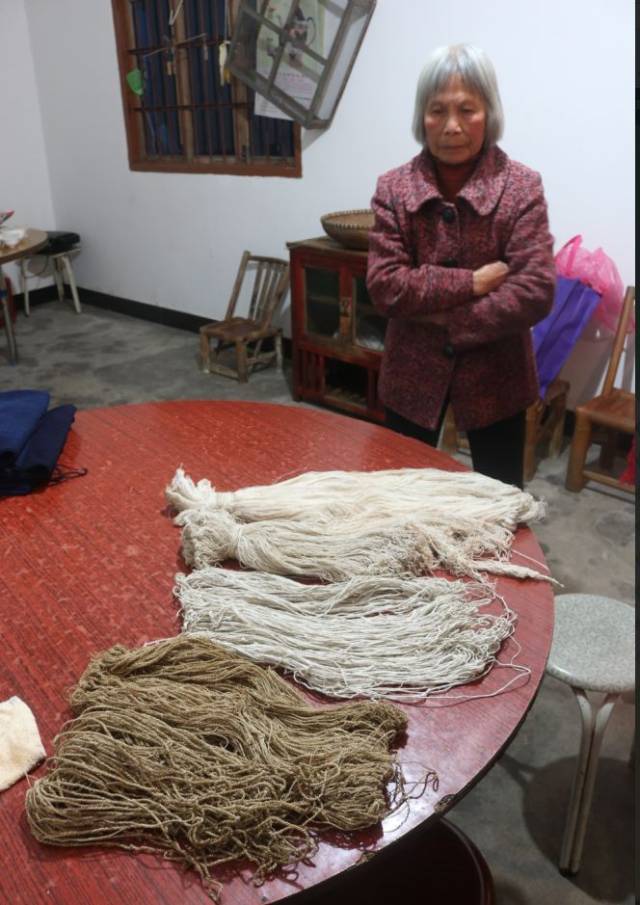 还有好几捆麻绳和麻纱线 麻绳线是取各种麻类植物的纤维搓成的 在那个