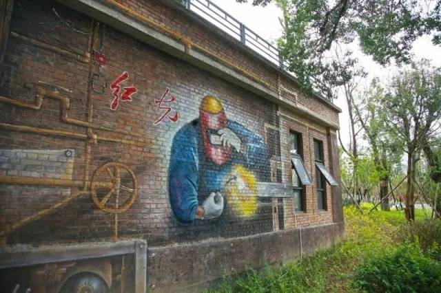 在沙河城市公园, 红砖彩绘墙,工业小火车, 旧式工业机床, 路标标识牌