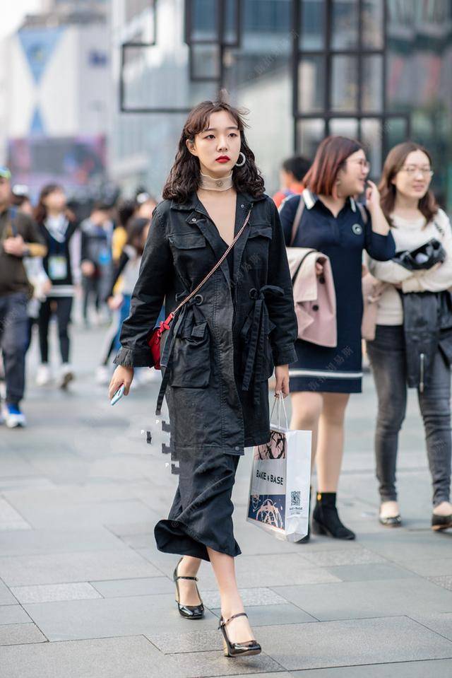 街拍:秋冬美女穿搭,巧妙点缀脖间和腿部,细节上的时尚不能小觑