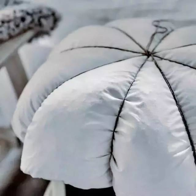 嫌凳子太硬不够舒服,千万要把旧枕头留下,还能做成凳子柔软的坐垫!