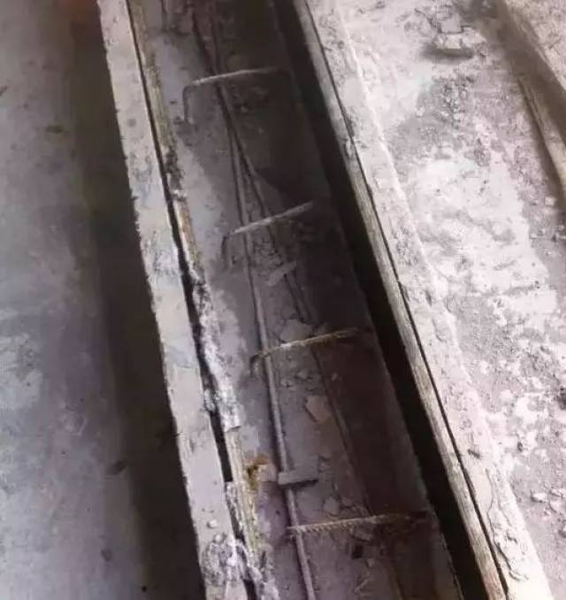 优秀做法:厨卫以及外墙止水坎支模前基层必须清理,凿毛,湿润,且及时