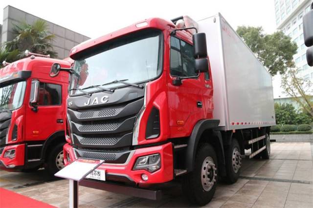 从江淮格尔发v7的外观设计来看,车头采用的是美式卡车的风格,整个车头