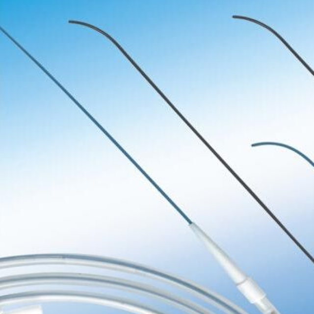 亲水的超滑导丝头端系软性设计,防止其进入输尿管内时,刺破输尿管导致