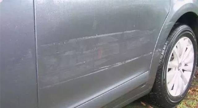 经常开车,车漆划痕越来越多!教你一招,1分钟消除划痕还不留印