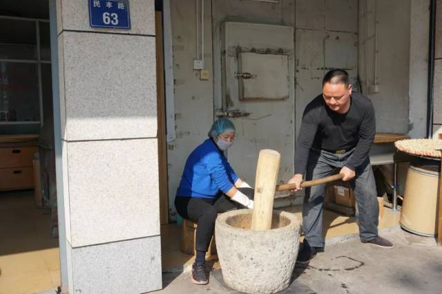 三都农贸市场附近的居民,蒸米,晾凉,打麻糍,团麻糍,装盒……不论刮风