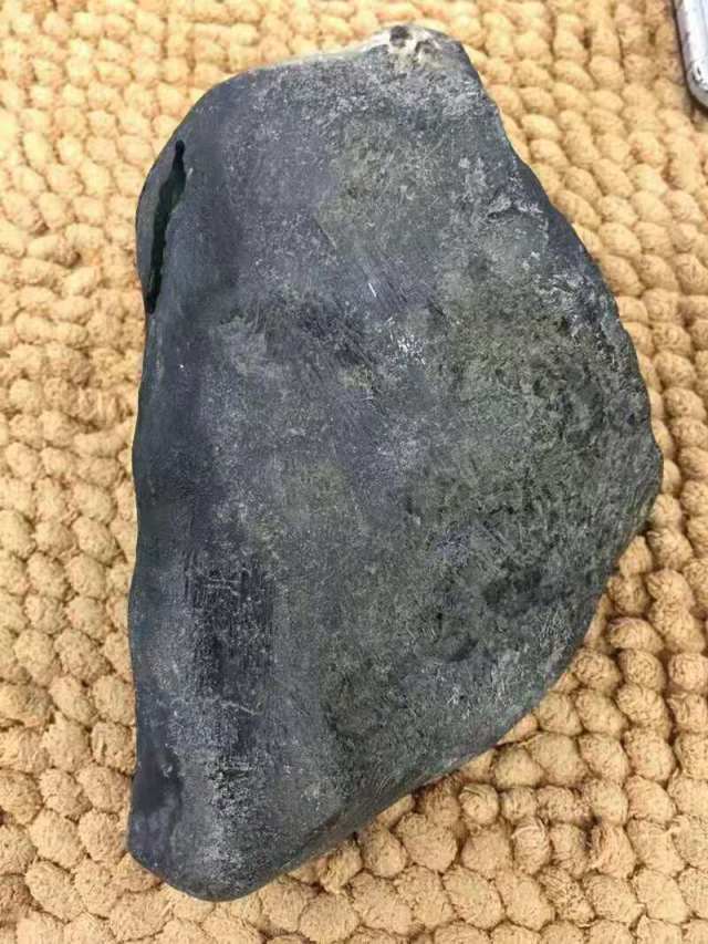 大家好今天蔚蓝就给大家分享的是一块莫湾基场口的色料!