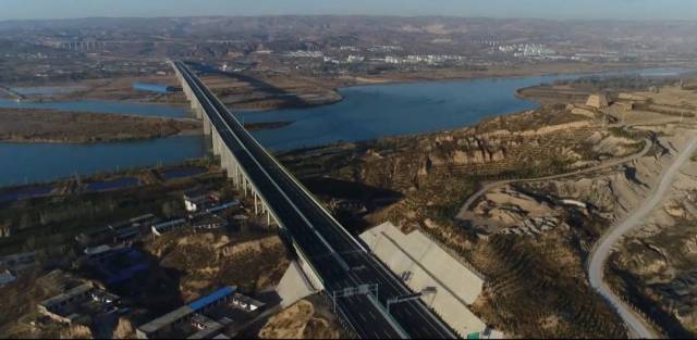 公路终点,路线跨越黄河后至内蒙古鄂尔多斯市准格尔旗龙口镇马栅村,与