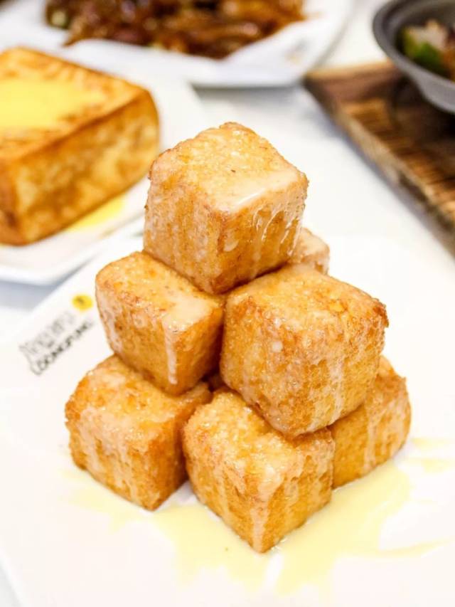 切成小块的西多士炸至金黄,由上而下每一粒都淋上炼奶,看着就想吃!