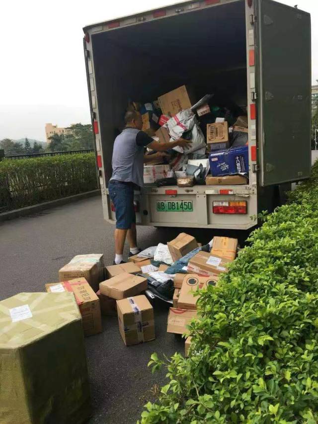 带你多图直击双11后龙岗各大快递点,有看到你的包裹吗?