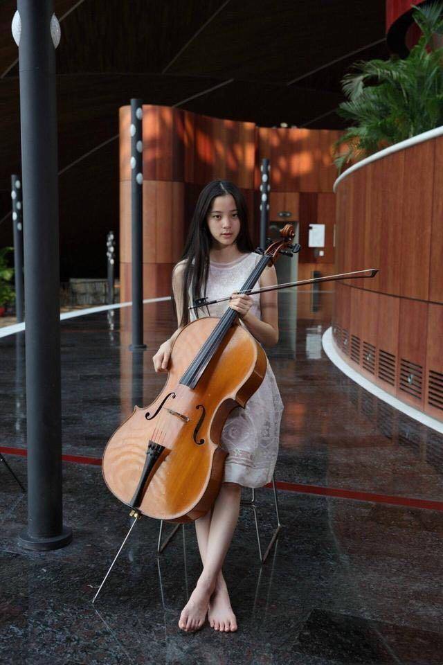 18岁欧阳娜娜不过晒了张自拍, 网友: 好担心她以后买不到鞋!