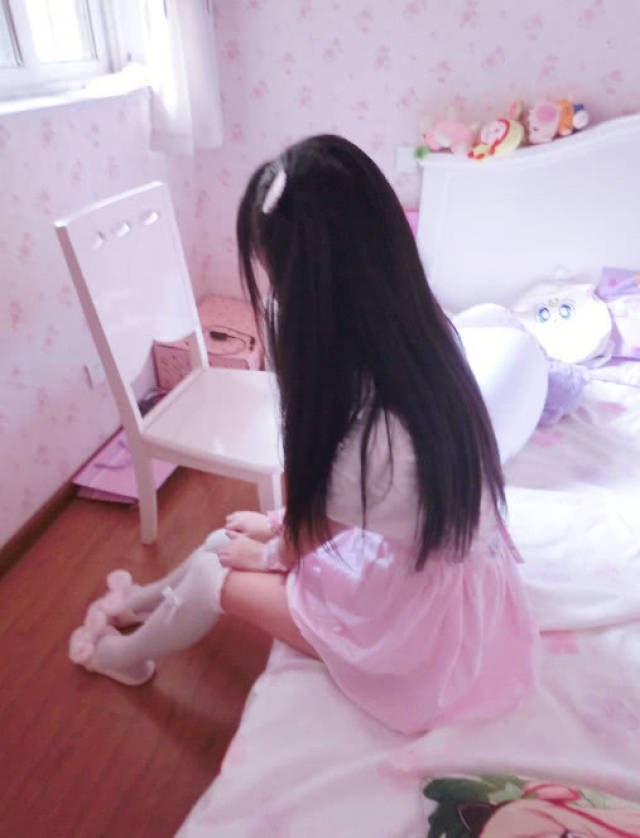 赛高酱美晒自拍,"脚"却毁了整张照片,网友直呼:多大码的脚?