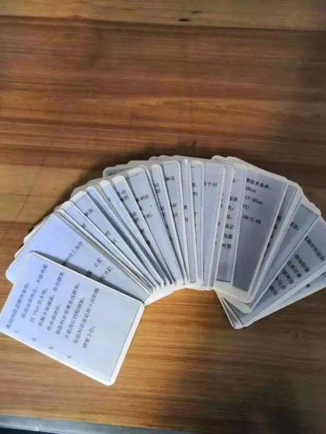 【一线点击】电解二厂电解一作业区制作学习卡和答题卡提高业务技能