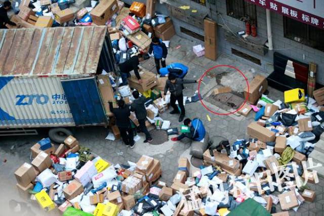 实拍"双11"暴力分拣快递:快递被乱踢扔飞,有的被踩碎