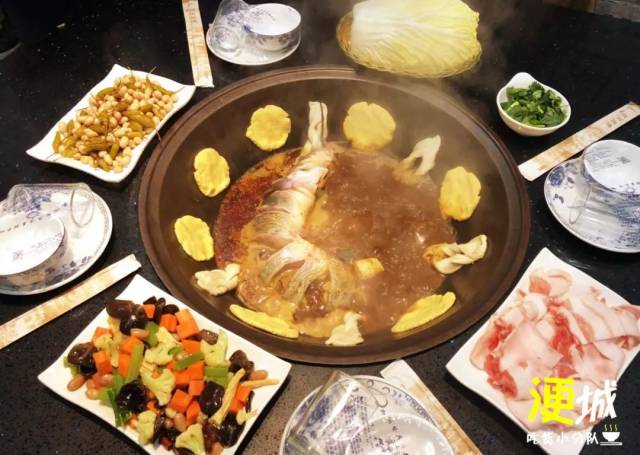 活鱼,贴饼,拈卷子,你永远也想不到铁锅炖居然还能这么炖.