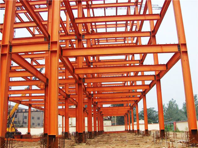 通常钢结构截面比其他材料的截面要小,所以一般在进行钢结构的设计时