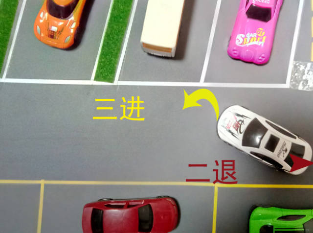 窄路掉头无法一次成功,1分钟教会新手司机,三进两退快速调车!