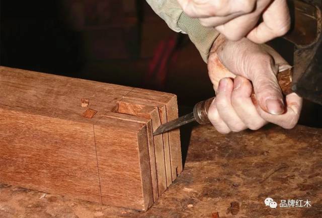 红木匠人在开榫