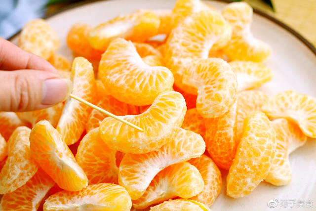 1,食材 橘子数个 2,加工 橘子剥皮,祛掉里面那层白丝,并且要把籽祛掉