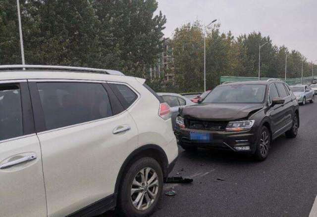 日产奇骏马路遭大众途观追尾,下车后,车主:真想要当场卖车!