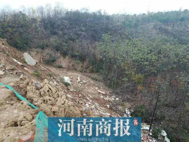 郑州邙山沟壑遭垃圾填埋,十多亩防护林被