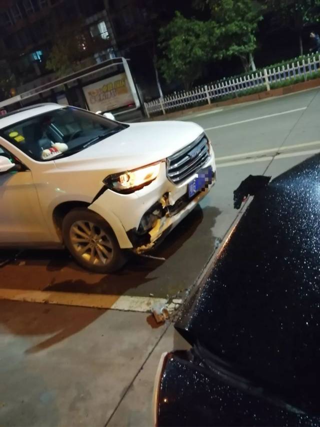 黑色小車的後備箱和保險槓撞散架了;白色小車的前保險槓受損,不明液體