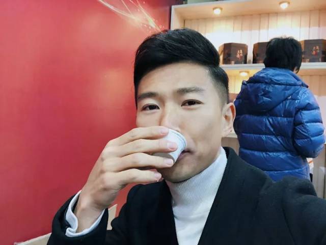 悠闲地喝茶?还臭美自拍!