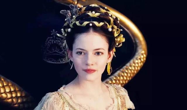 她就是出演过《暮光之城》 贝拉和爱德华的女儿蕾妮斯梅