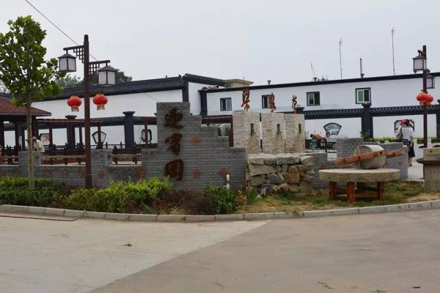 走过故宫 正在走向亚非欧美 世界因晨阳而绚丽多彩 巨力是徐水的 是