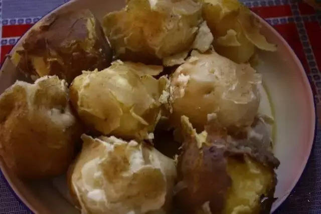 乡愁就是一锅煮洋芋,带焦巴煮开花的那种!