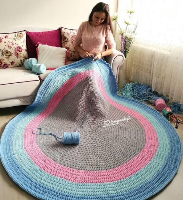 大家可以根据自己的需要 钩织想要大小的地垫 可以使用旧衣服剪成的