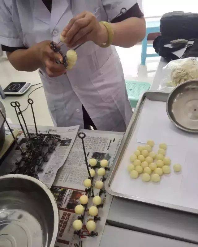 老药工传统手工制作安宫牛黄丸组图