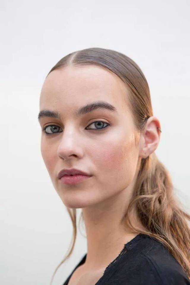 林青霞的颅顶长的很好,但是中分后,由于头发被分散,也会显得颅顶变低.