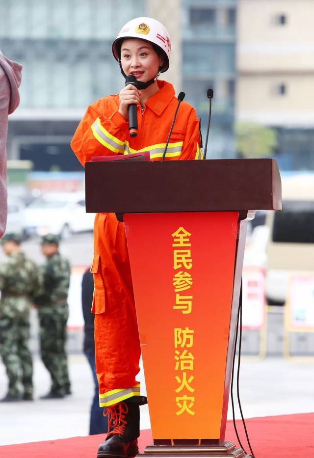 活动主持:泉州电视台刘少霞 演练假设,商场二楼的一间店面发生火灾