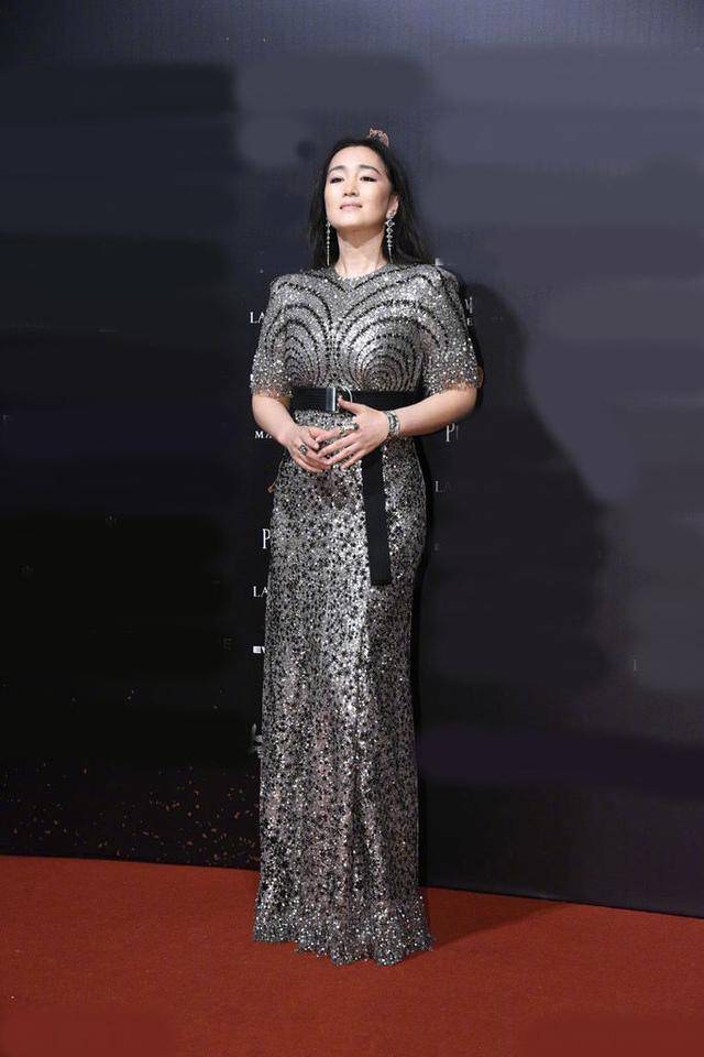 巩俐一身银色礼服亮相金马奖红毯,霸气闪耀 网友:妥妥的女王范_手机
