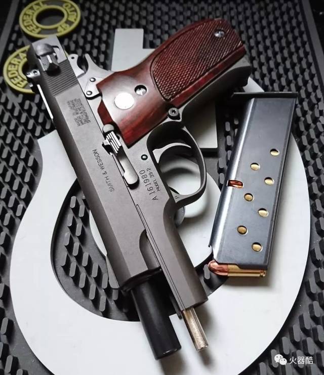 分不清楚】网络上看到一组日本收藏家的摄影套图 真枪 玩具 道具枪?