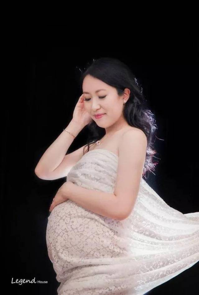 近日就与老公杨证桦带同大儿子齐齐去拍孕妇写真