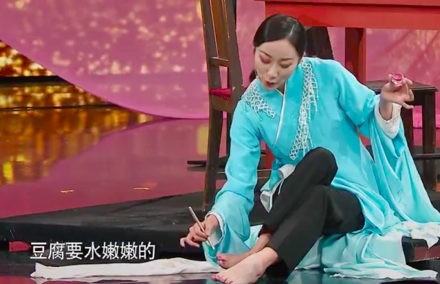 韩雪好拼!在舞台上脱掉鞋袜,上演涂脚指甲的戏,章子怡表情抢镜