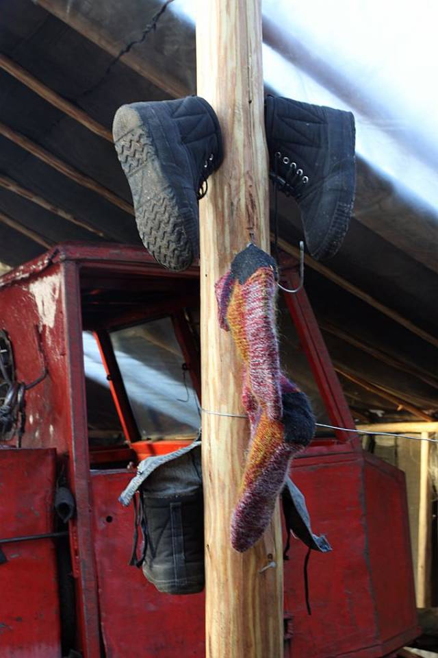 图为: 看见这双林业人常用的棉乌拉就想起我小时的故事,记忆犹新,一