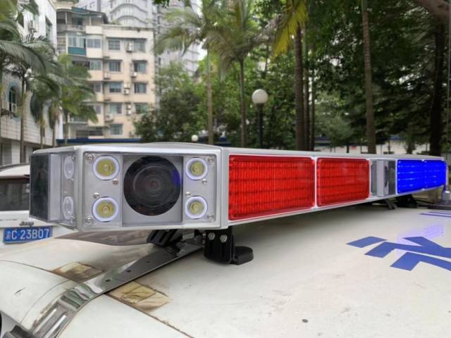 警务车辆车载移动电子警察抓拍系统在车顶警灯周围安装了8个摄像头