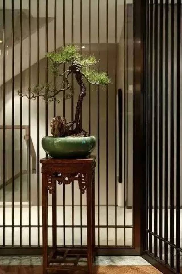在需要隔绝视线的地方, 可采用简约化的"博古架"来区分, 也可采用