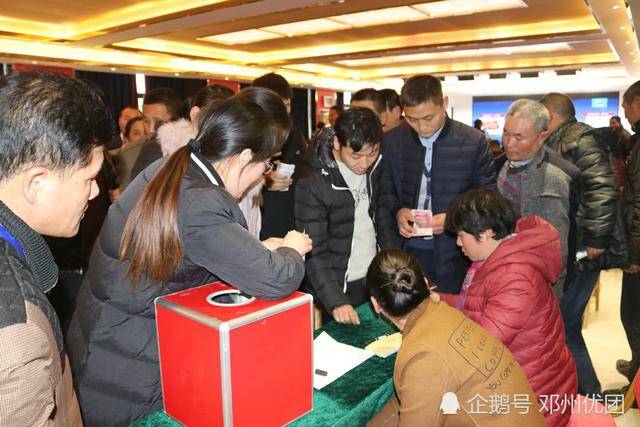 排队争相抢购的群众