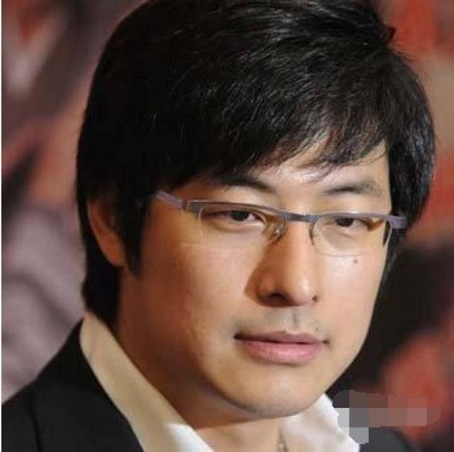 ryu现在是100t的中单,他之所以这么出名,除了和导演王岳伦长相神似